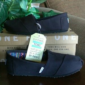 TOMS Black canvas shoes